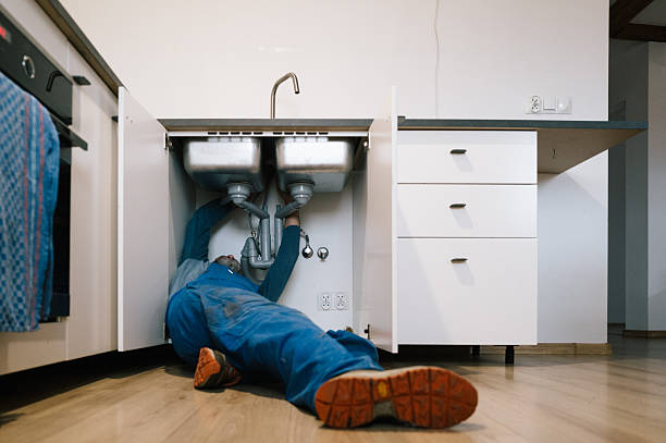 Professional Emergency Plumber technician working in Glennville, CA